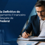 Banner institucional sobre planejamento financeiro após o recebimento de RPV Federal. À esquerda, em um painel azul escuro, aparece o título em destaque: “O Guia Definitivo do Planejamento Financeiro Pós-Resgate de RPV Federal”. Na parte inferior do painel há elementos gráficos discretos que remetem a edifícios governamentais e finanças. À direita, uma pessoa em ambiente corporativo analisa relatórios com gráficos impressos, segurando uma folha de dados enquanto faz anotações em um caderno. Sobre a mesa há documentos financeiros organizados e um notebook parcialmente visível. No canto inferior esquerdo há um logotipo institucional. A composição visual transmite temas de gestão patrimonial, organização financeira e tomada de decisões após o recebimento de créditos judiciais.